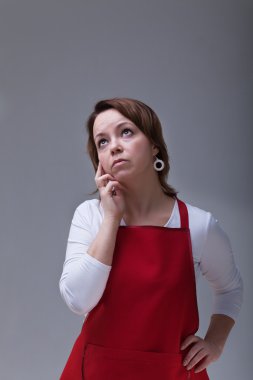 kadın kırmızı önlük düşünme