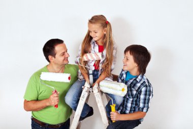 çocuk ve babası ile boya silindirleri ve boyama merdiven