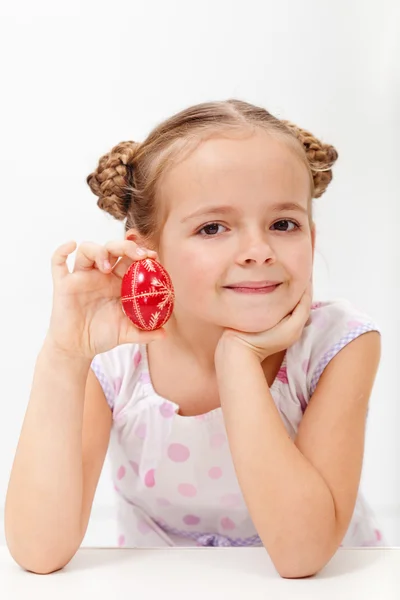 Menina mostrando um ovo de páscoa decorado tradicional — Fotografia de Stock