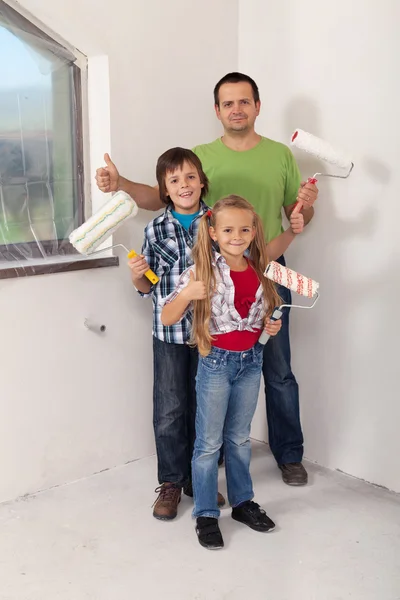 Niños con su padre preparándose para pintar la habitación —  Fotos de Stock