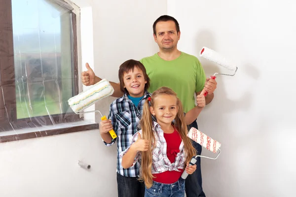 Les enfants aident là-bas père peinture — Photo