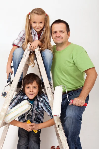 A força tarefa de pintores - crianças felizes e o seu pai — Fotografia de Stock