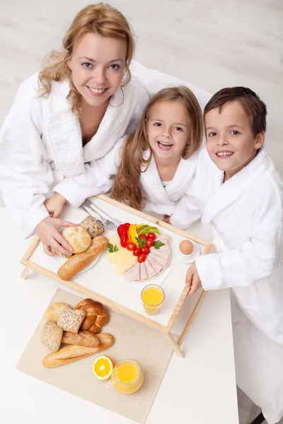 Žena a děti mají lehké a zdravé občerstvení — Stock fotografie