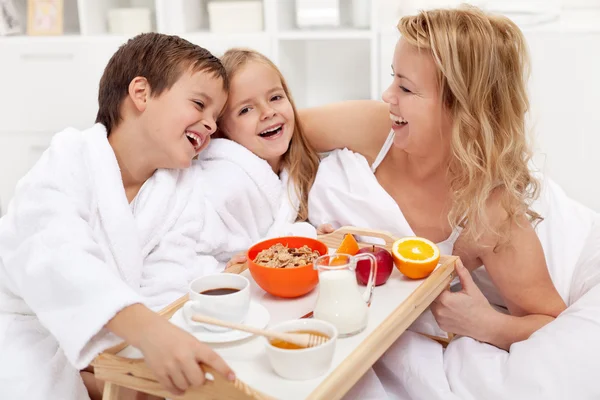 Щасливий ранок - сніданок у ліжку для мами — стокове фото