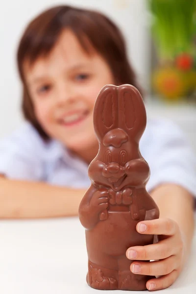 Счастливый ребенок с шоколадным пасхальным кроликом — стоковое фото