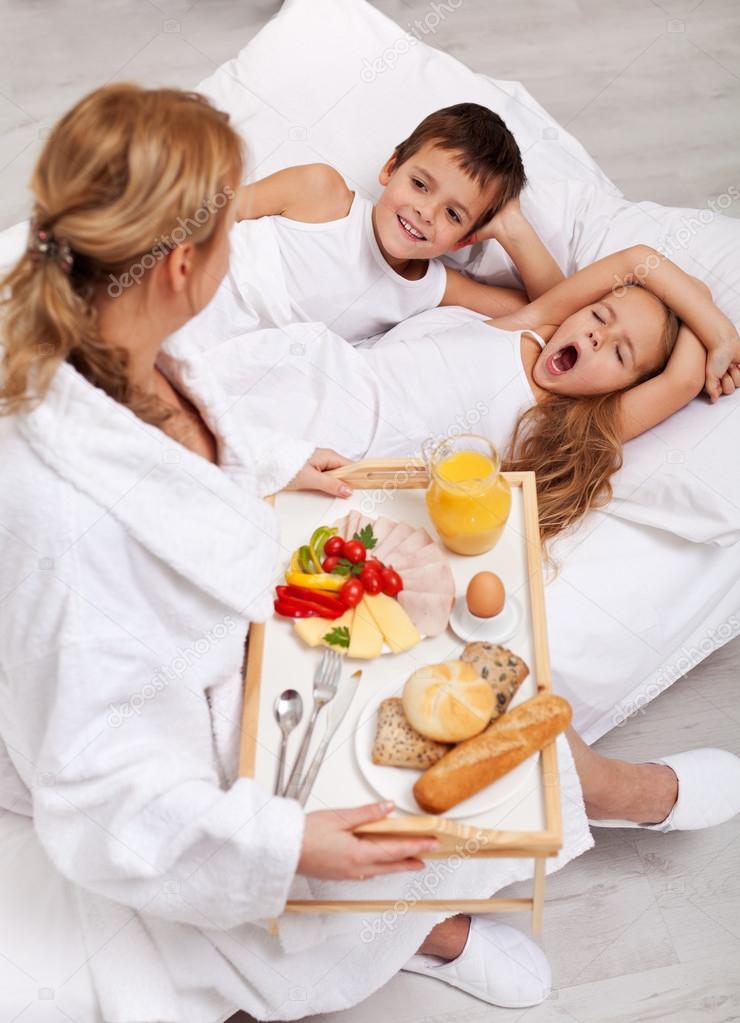 Helthy breakfast in bed for the kids