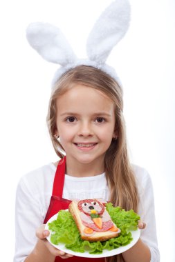 bunny Şef onun başyapıtı - tavşan şeklinde sandviç sunulması