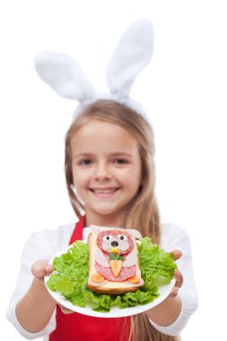 küçük kız tarafından sunulan sandviç şeklinde bunny