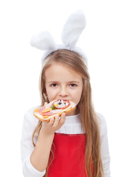 Kleines Mädchen mit Hasenohren isst ein Sandwich — Stockfoto
