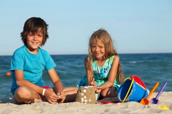 Crianças brincando na areia — Fotografia de Stock