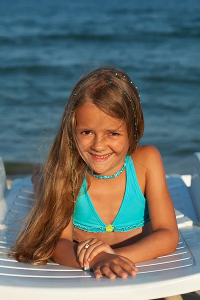 Liten flicka i strålande solsken vid havet — Stockfoto