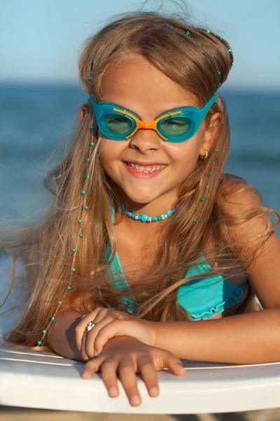 Little girl with swimming goggles — Stock Photo, Image