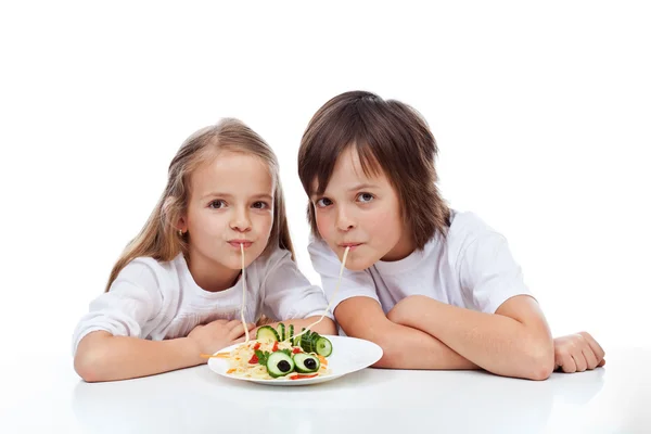 Τα παιδιά που τρώει μακαρόνια — Φωτογραφία Αρχείου