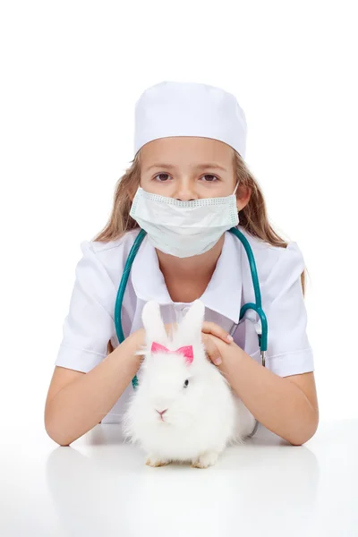 Bambina che gioca veterinario con il suo coniglio — Foto Stock