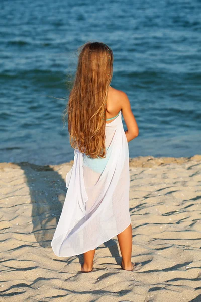 Little girl watching the sea — Stock Photo, Image