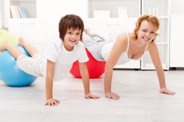 mutlu bir kadın oğluyla birlikte egzersiz