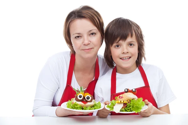 Mujer y niño presentando sus sándwiches creativos —  Fotos de Stock