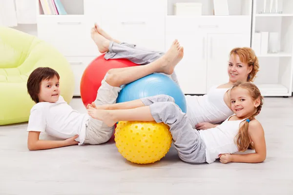 Boldog, egészséges család nagy gimnasztikai labdák — Stock Fotó