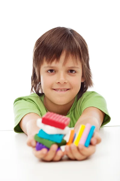 Gelukkige jongen houden kleurrijke modellering klei — Stockfoto