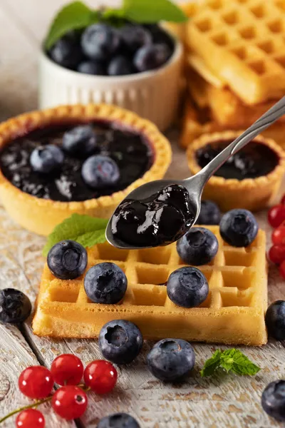 Läckra Sommarsnacks Blåbärssylt Tarte Och Våffelgodis Tillsammans Med Bär Bordet Stockbild