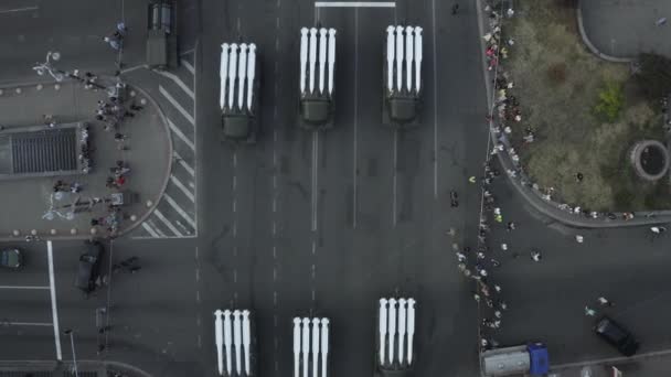 Oekraïne, Kiev - 24 augustus. Leger zware vrachtwagens met raketten op militaire parade in Kiev. Onafhankelijkheidsdag in Oekraïne. — Stockvideo