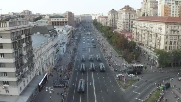 Oekraïne, Kiev - 24 augustus 2021. Militaire machines gaan door de straten van de stad — Stockvideo
