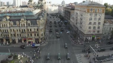 Ukrayna, Kyiv - 24 Ağustos 2021. Eski şehrin tarihi binaları ve sokaklardaki askeri güçler