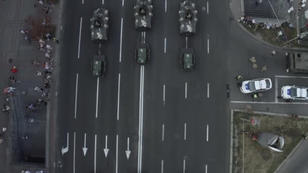 Oekraïne, Kiev - 24 augustus 2021. Zicht op militaire machines tuigage op de weg — Stockvideo