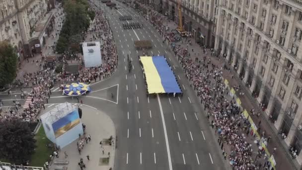 Ucrania, Kiev - 24 de agosto de 2021. Las fuerzas del ejército de Ucrania en el desfile militar en Kiev. — Vídeos de Stock
