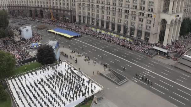 Ukraina, Kiev - 24 augusti 2021. Militär orkester och ukrainska nationella flaggan på självständighetsdagen parad. — Stockvideo