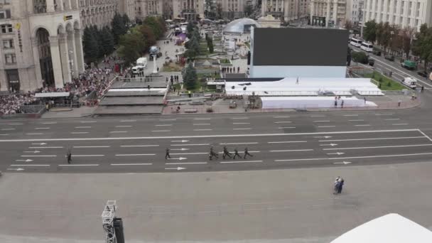 Ukrajna, Kijev - 24 augusztus 2021. Katonai felvonulás kiképzése Kijevben. Drónfelvételek. — Stock videók