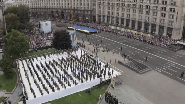 Ukrajina, Kyjev - 24. srpna2021. Hlavní ulice města Kyjeva Khreschatyk na přehlídce dne nezávislosti. — Stock video