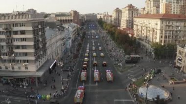 Ukrayna, Kyiv - 24 Ağustos 2021. Ukrayna 'daki askeri geçit töreninde ateş güçleri.