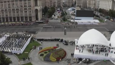 Ukrayna, Kyiv - 24 Ağustos 2021. Askerler askeri geçit törenindeki Khreshchatyk ana caddesinde yürüyorlar.