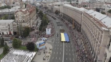 Ukrayna, Kyiv - 24 Ağustos 2021. Bağımsızlık Günü 'nde Khreshhatyk Caddesi' ndeki büyük Ukrayna bayrağının insansız hava aracı görüntüleri..