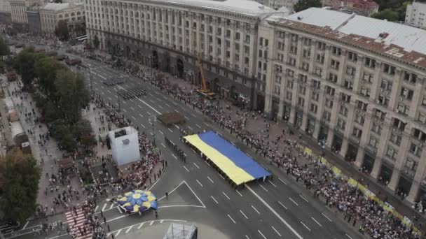 Ukrajina, Kyjev - 24. srpna2021. Obrovská ukrajinská národní vlajka na hlavní ulici Khreshchatyk v Kyjevě. — Stock video