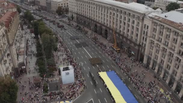 Ukrajina, Kyjev - 24. srpna2021. Mnoho vojenských jednotek ukrajinské armády a velká národní vlajka Ukrajiny na oslavě Dne nezávislosti v Kyjevě. — Stock video