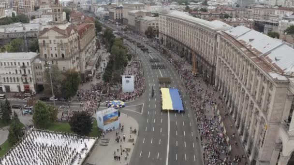 Ukraina, Kijów - 24 sierpnia 2021 r. Nagranie dronów ogromnej narodowej flagi Ukrainy na ulicy Khreshchatyk podczas Dnia Niepodległości. — Wideo stockowe