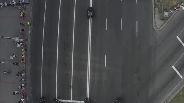 Ukrajina, Kyjev - 24. srpna2021. Dron pohled dolů záběry vojenských kamionů. — Stock video