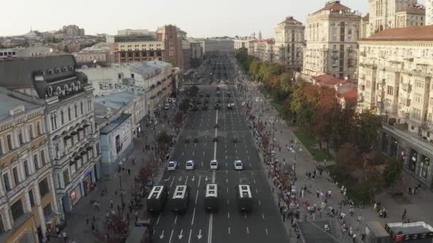 Ukrajna, Kijev - 24 augusztus 2021. Katonai parádé katonai teherautókkal. — Stock videók