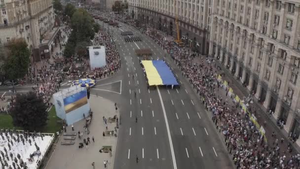 Ukrajna, Kijev - 24 augusztus 2021. Drónfotózás a Kyim katonai parádéról a Khreschatyk utcában. — Stock videók