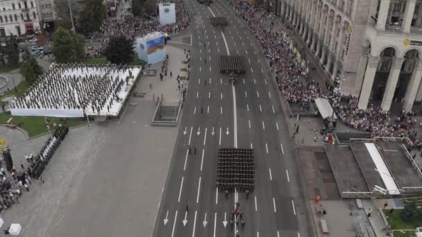 Ukrayna, Kyiv - 24 Ağustos 2021. Askeri güçler geçit töreninde yürüyor. Ukrayna 'da Bağımsızlık Günü. — Stok video