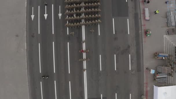 Oekraïne, Kiev - 24 augustus 2021. Soldaten marcheren. Drone beelden, zicht naar beneden.. — Stockvideo