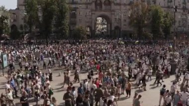 Ukrayna, Kyiv - 24 Ağustos 2021. Yazın Ukrayna 'da Bağımsızlık Günü' nü kutlayan çok sayıda sivil insan..