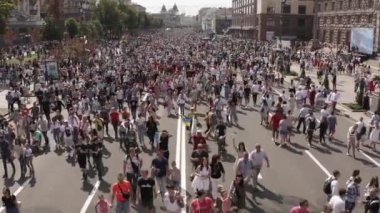 Ukrayna, Kyiv - 24 Ağustos 2021. Bağımsızlık Günü 'nü kutlayan aileleri ve çocukları olan Ukraynalı vatanseverler.