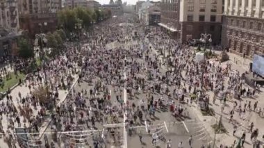 Ukrayna, Kyiv - 24 Ağustos 2021. Ukraynalılar bir dron görüntüsünde birlik oldular. Büyük bir Kyiv kalabalığı..