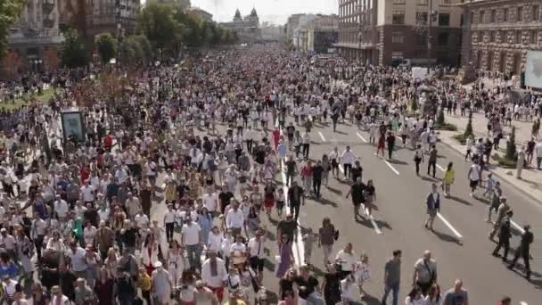 Ucrânia, Kiev - 24 de agosto de 2021. Imagens de drones de enorme multidão de pessoas na capital ucraniana - cidade de Kiev. — Vídeo de Stock