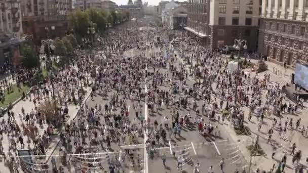 Ukrayna, Kyiv - 24 Ağustos 2021. Ukraynalılar bir dron görüntüsünde birlik oldular. Büyük bir Kyiv kalabalığı.. — Stok video