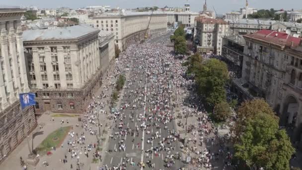 Ukraina, Kijów - 24 sierpnia 2021 r. Ludzie tłoczą się w letni dzień i chodzą ulicą. — Wideo stockowe