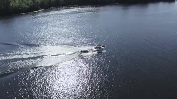 Wakesurfing Piloto Tem Descanso Ativo Dia Quente Verão Imagens Drones — Vídeo de Stock